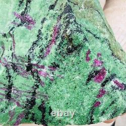 2970g spécimen minéral brut de quartz fuchsite vert et noir, avec rubis rose naturel