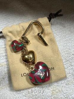 Auth Louis Vuitton Heart Bag Charm Key Chain, Acheté Neuf, Grand État