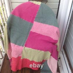 Couverture en patchwork de laine rose et verte faite à la main pour lit