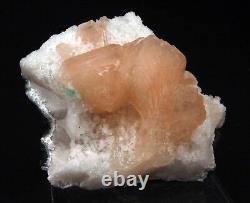 Cristal rose de stilbite avec mini apophyllite verte sur chalcedoine miniature # B 342