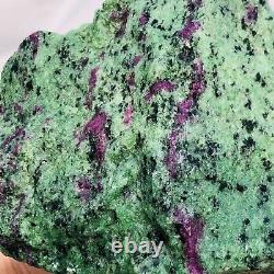 Spécimen minéral brut de quartz à fuchsite verte et noire et de rubis rose naturel de 876g
