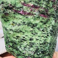 Spécimen minéral brut de quartz fuchsite naturel rose rubis vert et noir de 1206g.