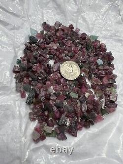 Top qualité multicolore Tourmaline verte, rose et verte, éclats de cristaux de 134 grammes